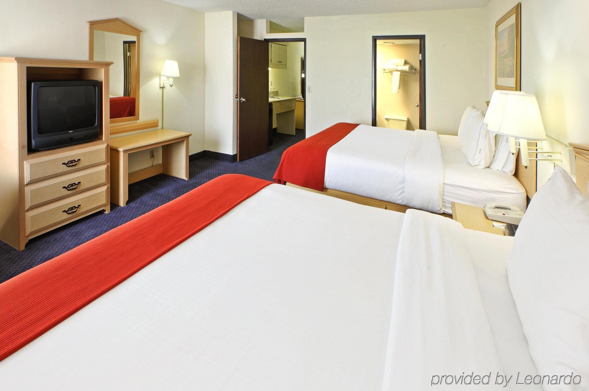 Holiday Inn Express & Suites Fayetteville University Of Arkansas Area By Ihg Habitación foto